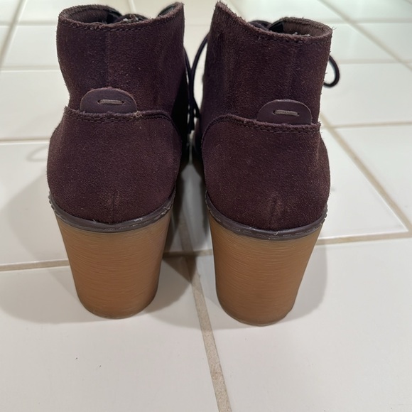 Clarks Suede Hazen Charm Lace Up Bootie - Purple - Size 8.5 - Picture 4 of 9